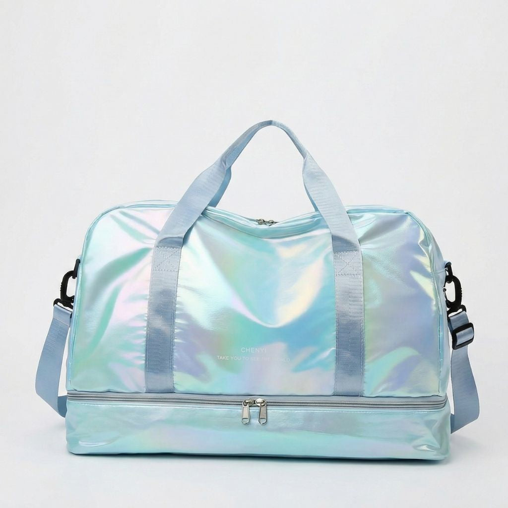 Sac de voyage femme holographique bleu ciel irisé, vue de face, poignées et bandoulière bleues, poche chaussures