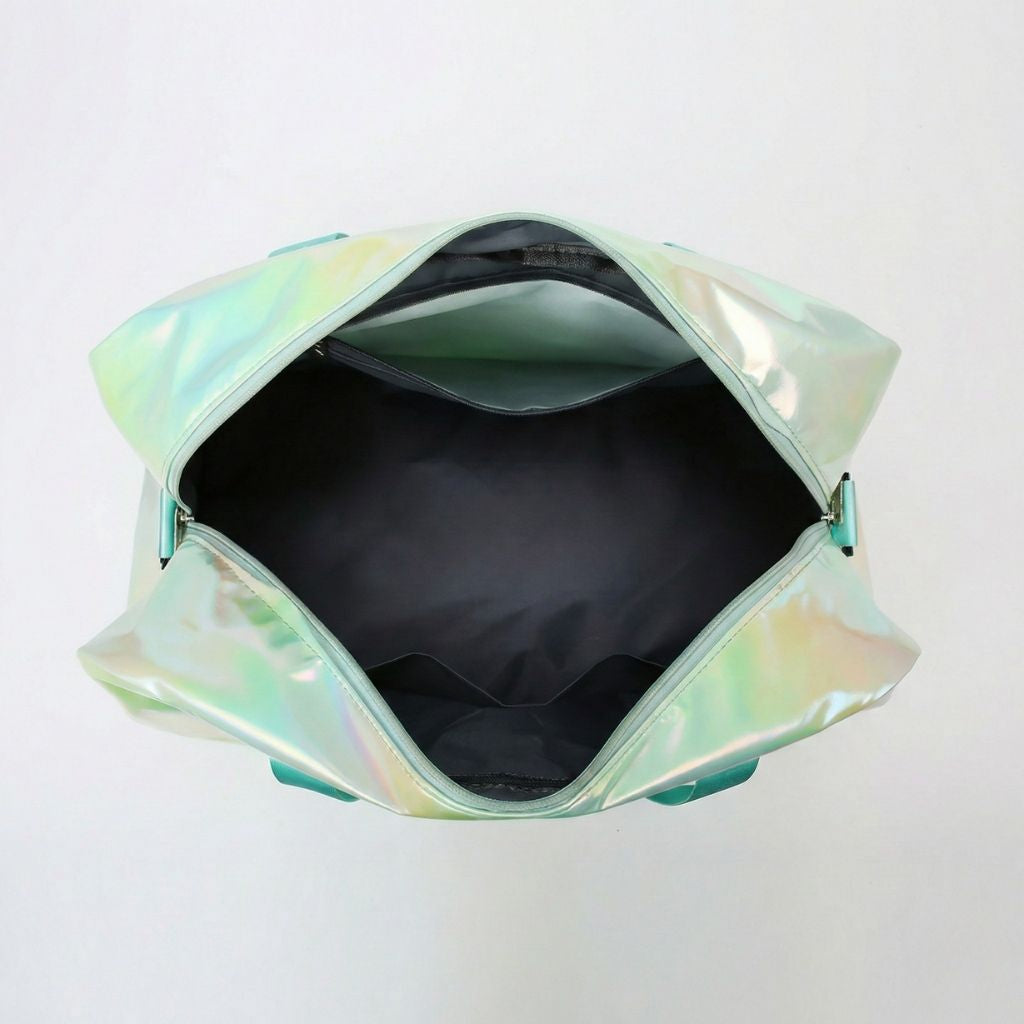 Intérieur du sac de voyage holographique vert menthe irisé ouvert, doublure noire et vaste espace de rangement