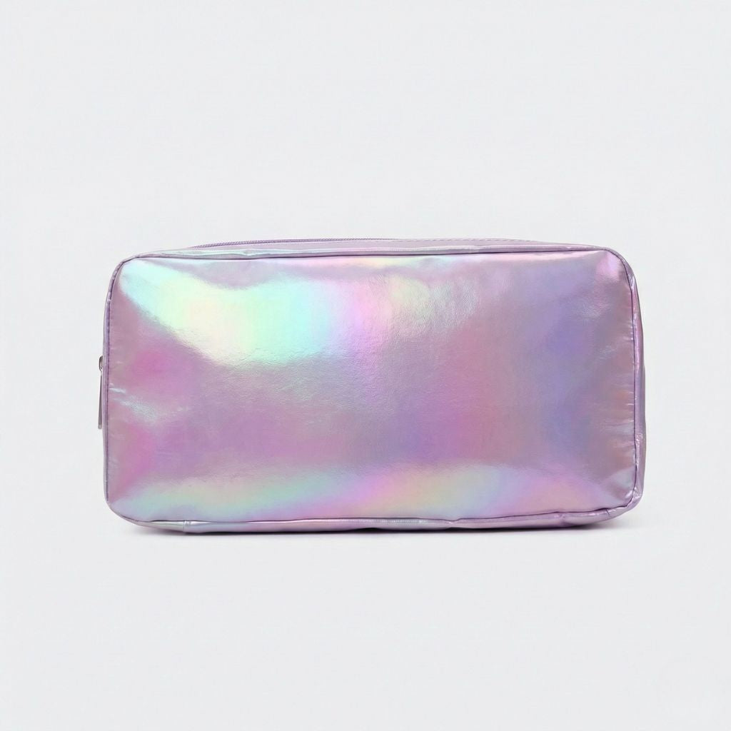 Vue de côté du sac de voyage holographique rose-violet irisé, compartiment chaussures séparé zippé en bas
