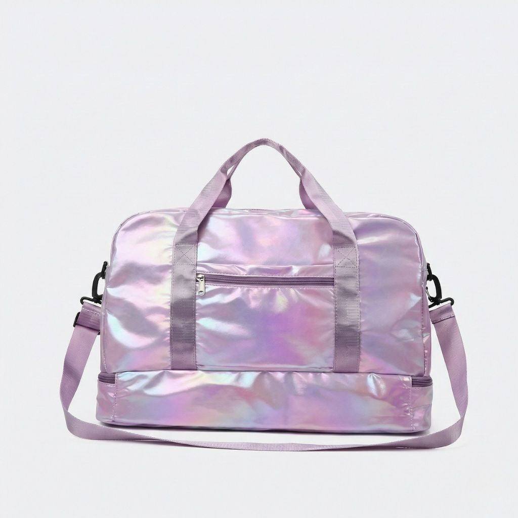 Sac de voyage femme rose lilas holographique irisé, vue de dos, poche arrière zippée et poche chaussures séparée