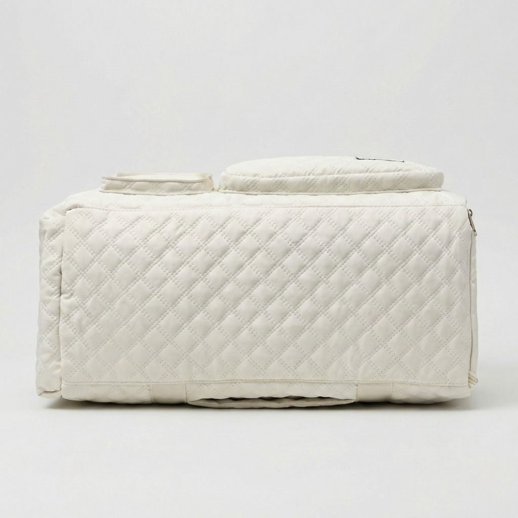Vue du dessous du sac de voyage femme cabine matelassé blanc cassé, surpiqûres losanges et structure rectangulaire