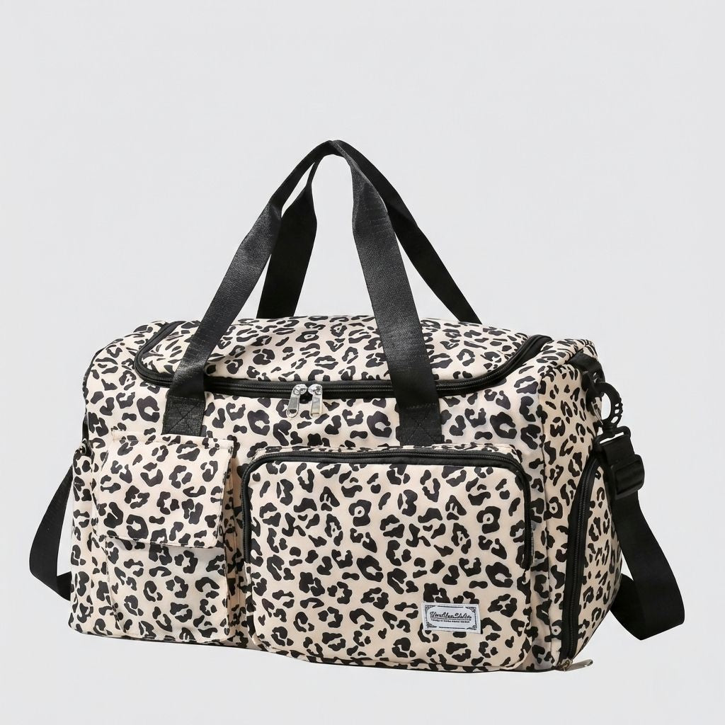 Sac de voyage femme en toile imprimé léopard beige et noir, vue trois-quarts, deux poignées et poche frontale