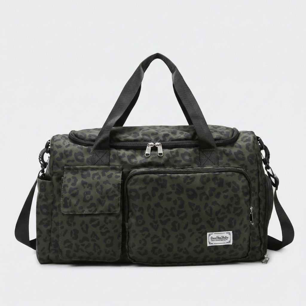 Sac de voyage femme en toile imprimé léopard vert kaki, vue de face, deux poignées et poche frontale zippée