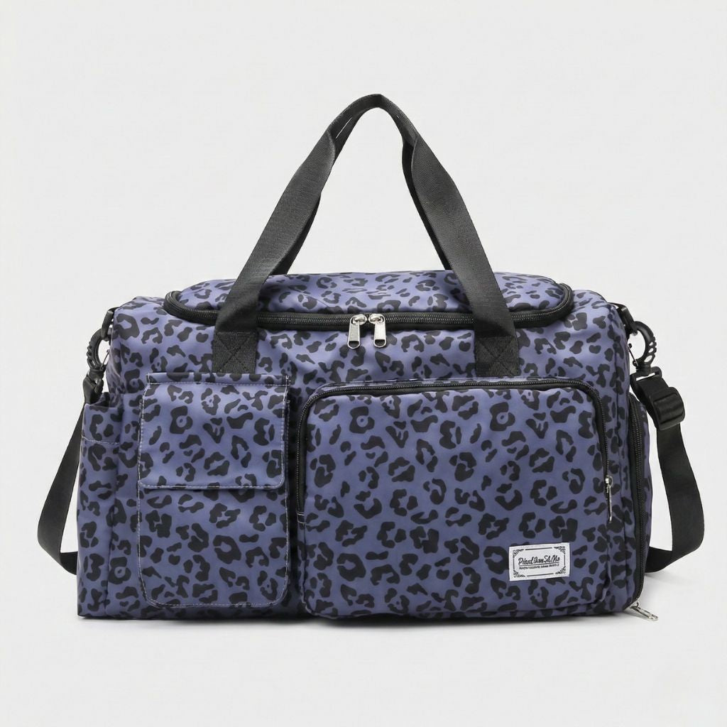 Sac de voyage femme en toile imprimé léopard bleu ardoise, vue de face, deux poignées et poche frontale zippée