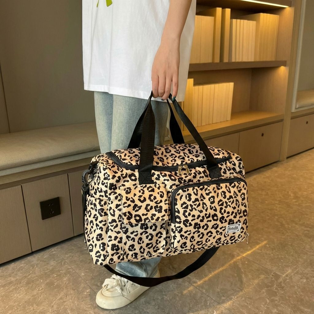 Femme tenant à bout de bras un sac de voyage imprimé léopard beige et noir dans un couloir lumineux