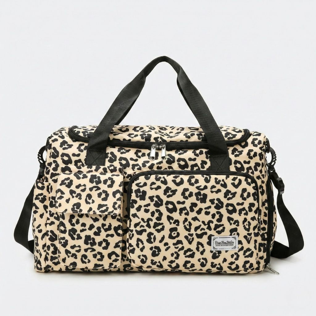 Sac de voyage femme en toile imprimé léopard beige, vue de face, poche carrée et poche zippée, bandoulière noire