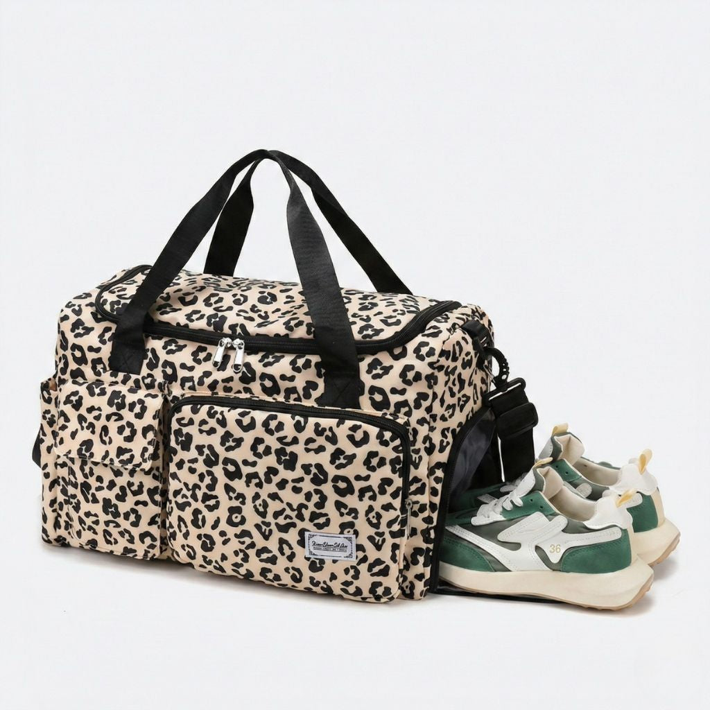 Sac de voyage femme en toile imprimé léopard beige et noir avec compartiment chaussures latéral ouvert Image