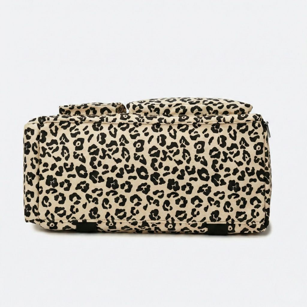 Dessous du sac de voyage femme en toile imprimé léopard beige et noir, poche à chaussures inférieure zippée