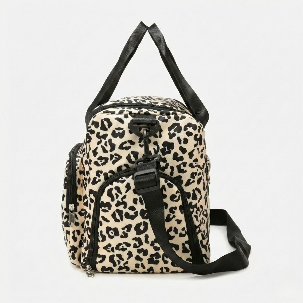 Profil gauche du sac de voyage femme imprimé léopard beige et noir, crochet de bandoulière noir et fermeture zippée