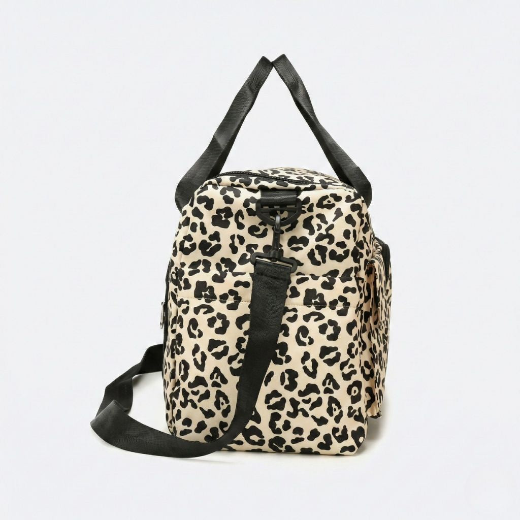 Profil droit du sac de voyage cabine femme en toile léopard beige, fermeture zippée basse et crochet de bandoulière