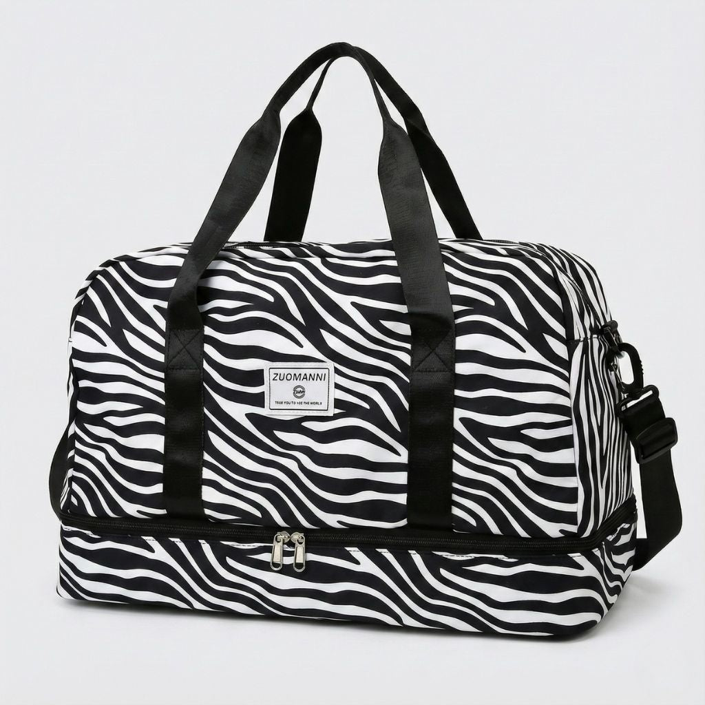 sac de voyage femme à motifs animaux zèbre noir et blanc grande capacité avec poignées noires, bandoulière réglable et compartiment zippé en bas, vue de face sur fond uni blanc gris