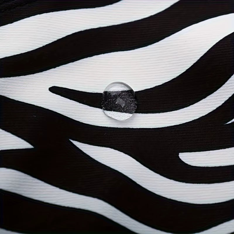 Gros plan sur le tissu d’un sac de voyage femme motifs animaux type zèbre avec goutte d’eau en surface Image