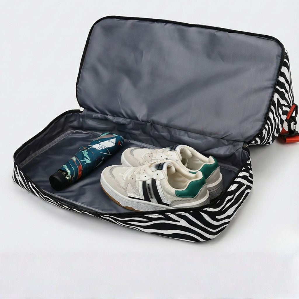 Sac de voyage femme grande capacité à motifs zèbre ouvert avec baskets et parapluie rangés à l’intérieur, sur fond uni blanc gris Image