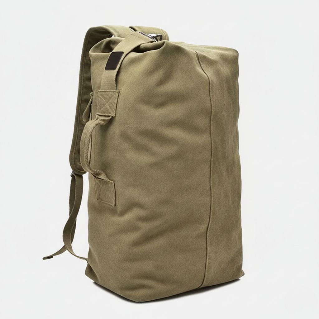 Sac de voyage en toile canvas kaki, forme cylindrique haute, porté dos grâce à des bretelles et une poignée canvas