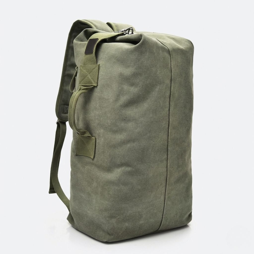Sac de voyage en toile canvas vert armée, porté dos grâce aux bretelles, fermeture mousqueton métal en haut