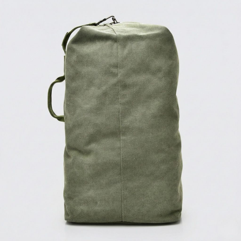 Vue latérale du sac de voyage canvas vert armée, forme cylindrique haute et poignée textile sur le côté