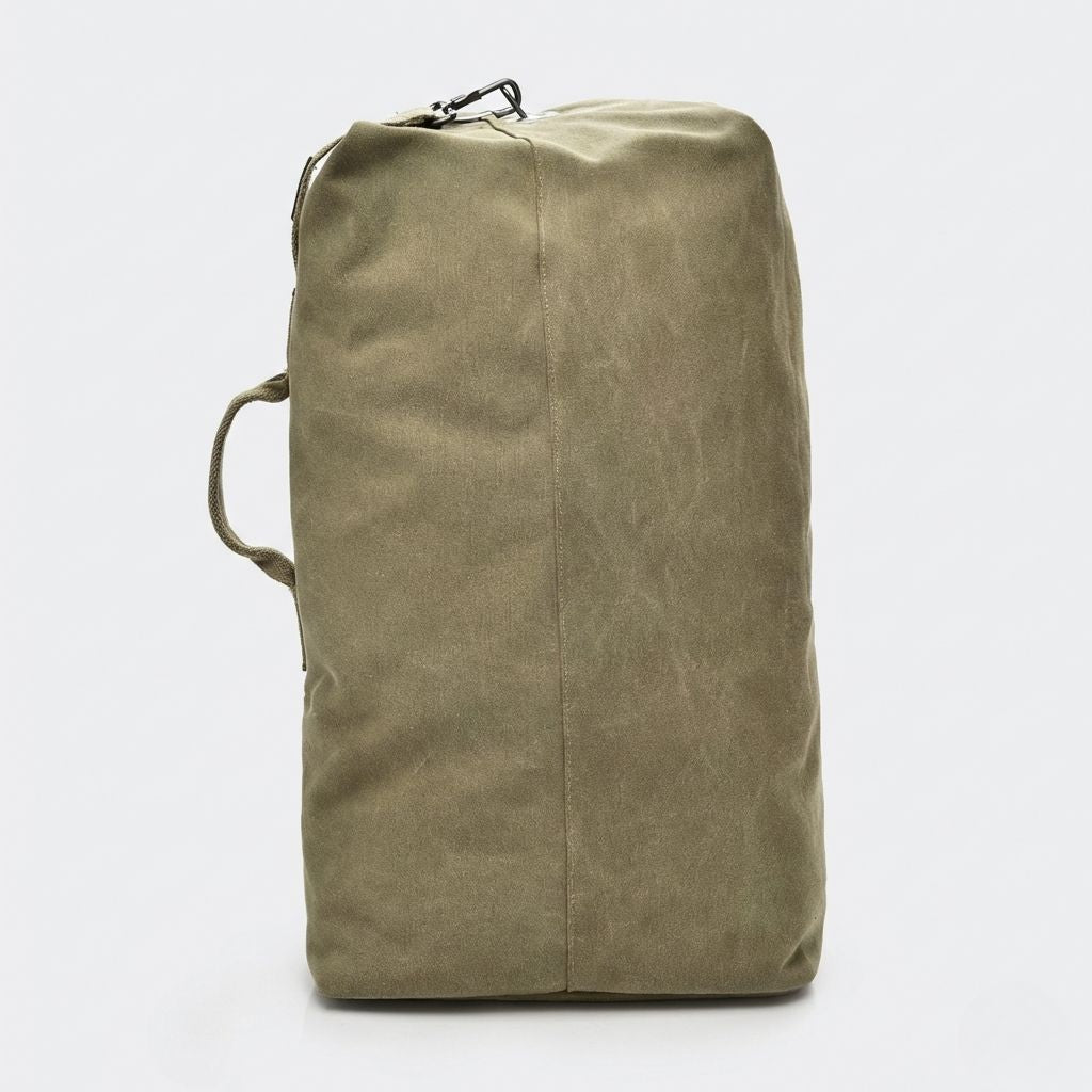 Vue latérale d'un sac de voyage en canvas kaki, montrant la couture centrale et la poignée latérale renforcée