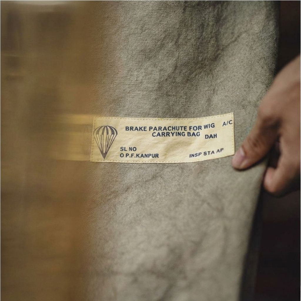 Détail de l'étiquette militaire vintage du sac de voyage en toile kaki avec inscription d'origine aéronautique