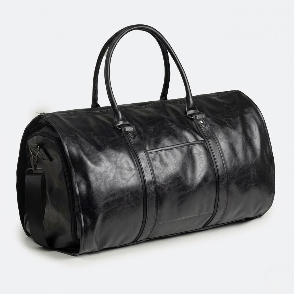 Sac week-end en cuir synthétique noir, vue trois quarts montrant la silhouette cylindrique, poignées et poche avant