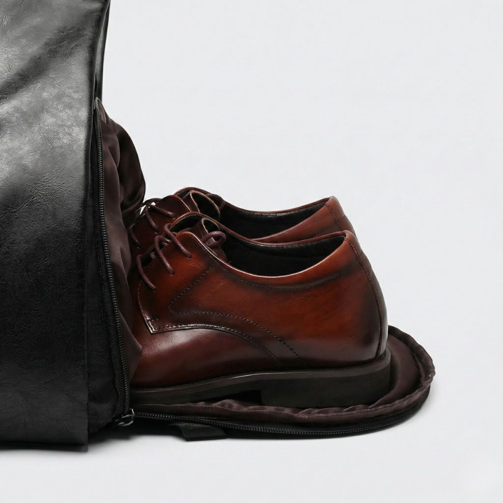 Compartiment chaussures latéral ouvert du sac de voyage homme avec une paire de derbies marron posée à l'intérieur