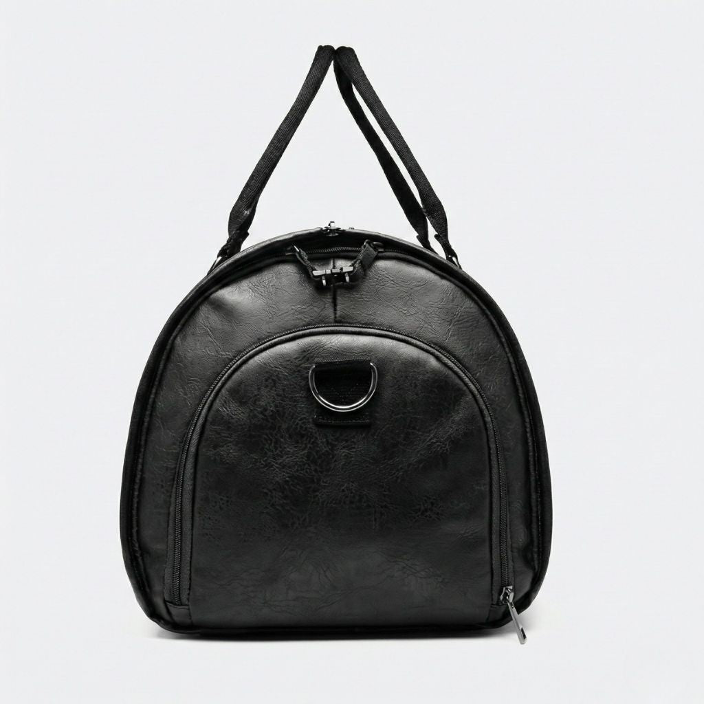Face arrière du sac de voyage homme en simili cuir noir, avec fermeture éclair latérale et anneau pour bandoulière