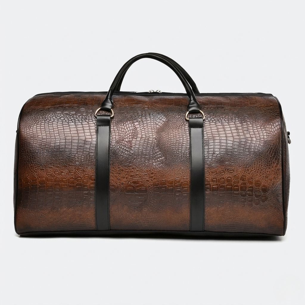 Vue de face du sac de voyage en simili cuir marron avec relief crocodile, double poignée et deux sangles noires