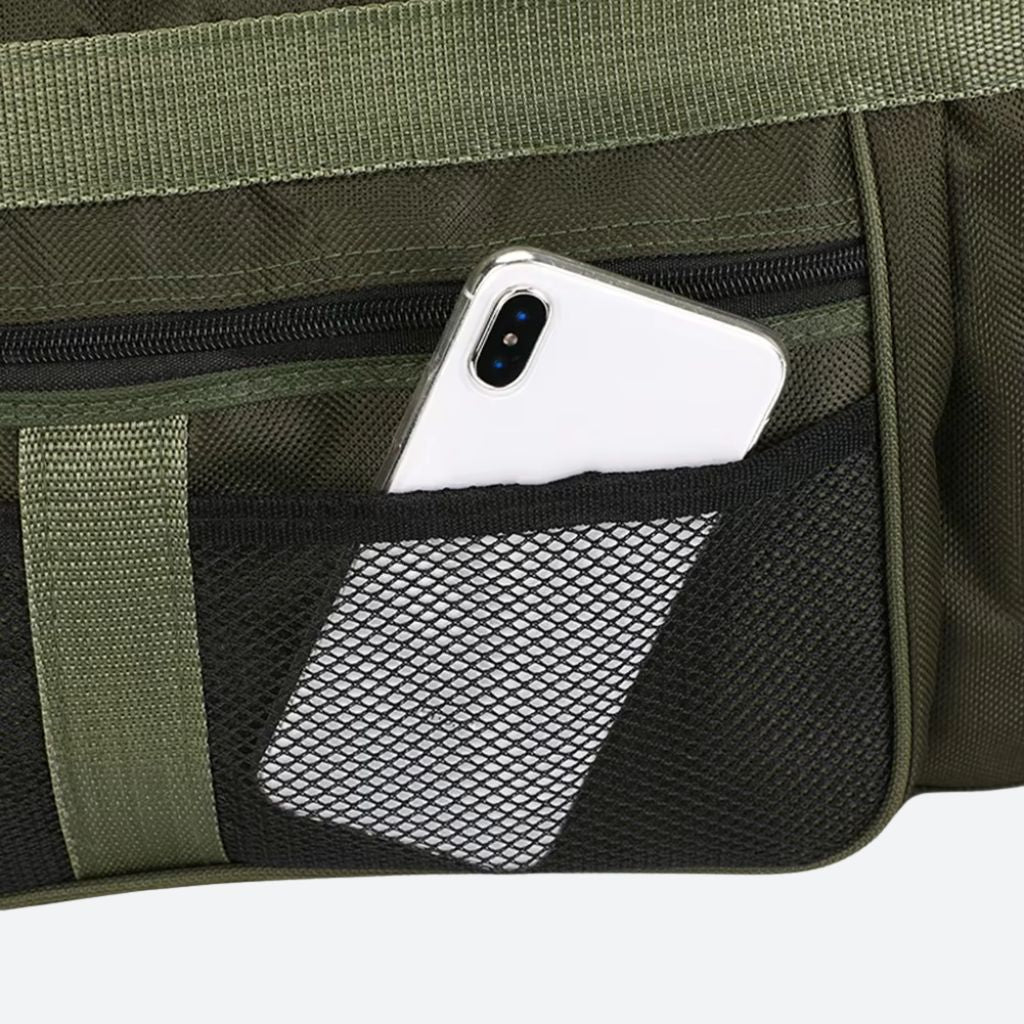 Gros plan de la poche filet latérale du sac de voyage homme avec smartphone rangé, accès pratique
