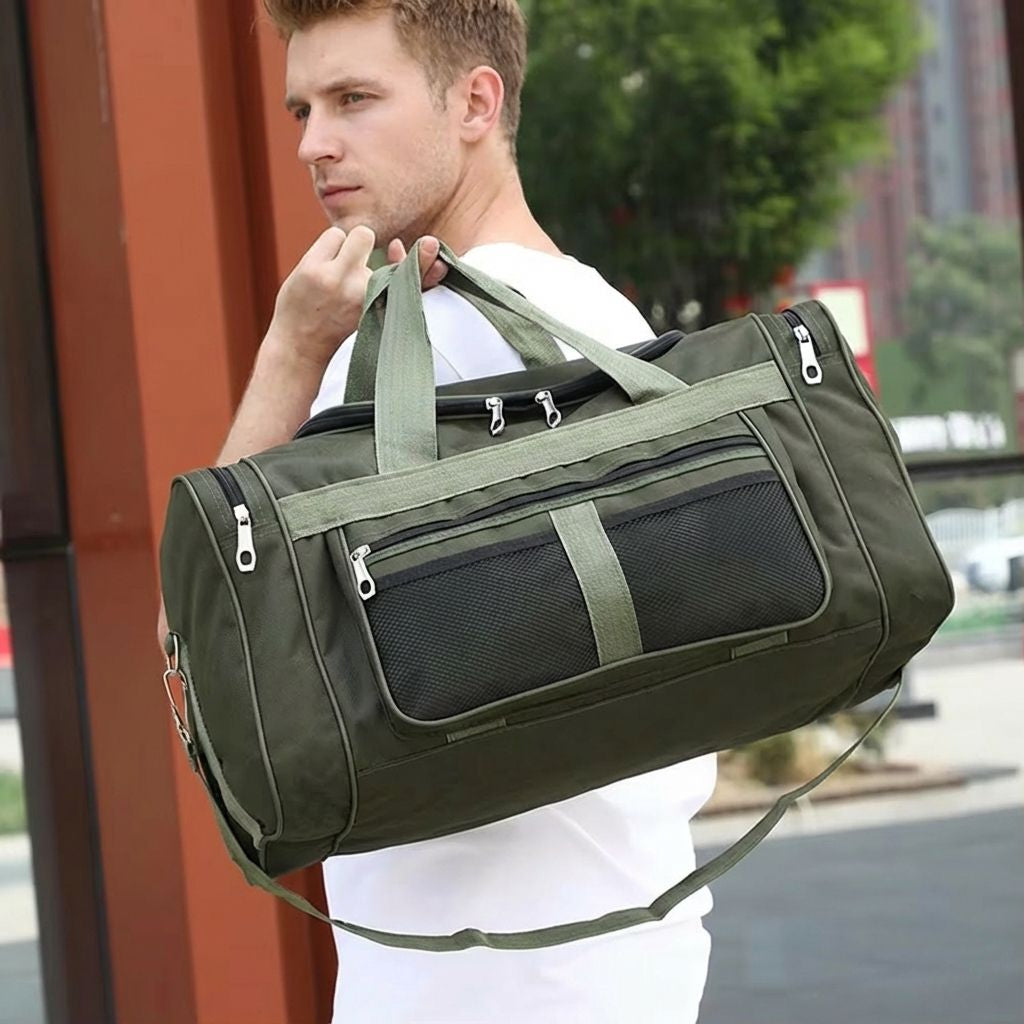 Homme portant sur l'épaule un grand sac de sport voyage en toile kaki avec poches latérales en résille Image