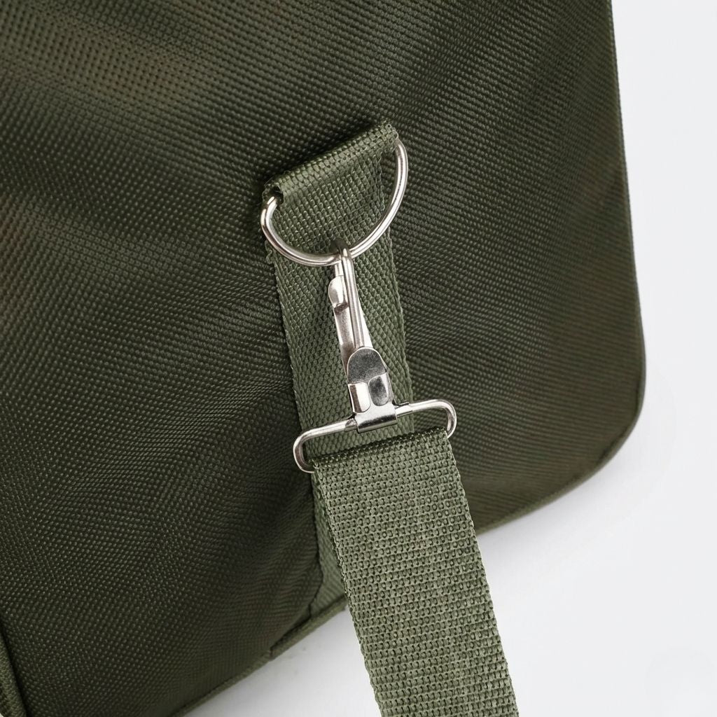 Gros plan sur le mousqueton et la sangle de bandoulière en nylon kaki d'un sac de sport voyage Image