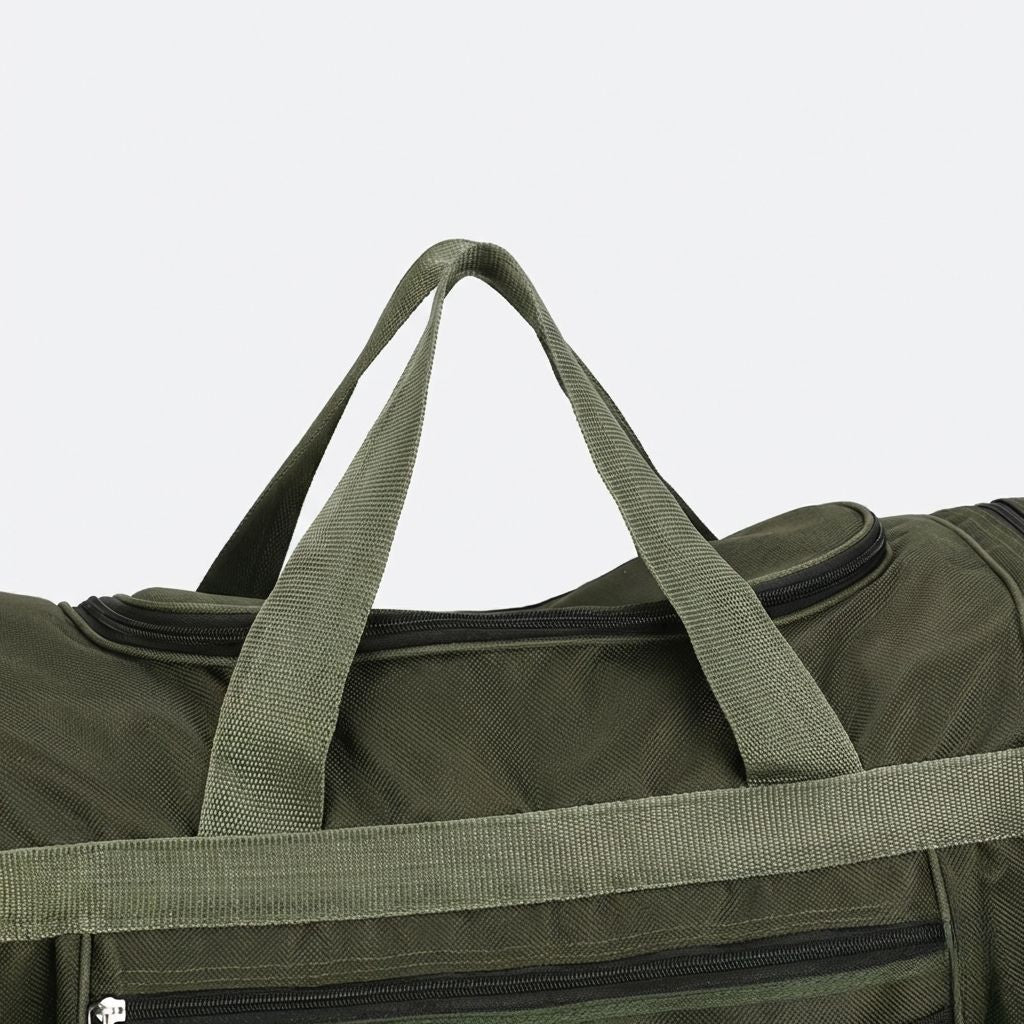 Gros plan des anses du sac de voyage sport homme vert kaki, double poignée robuste et couture renforcée