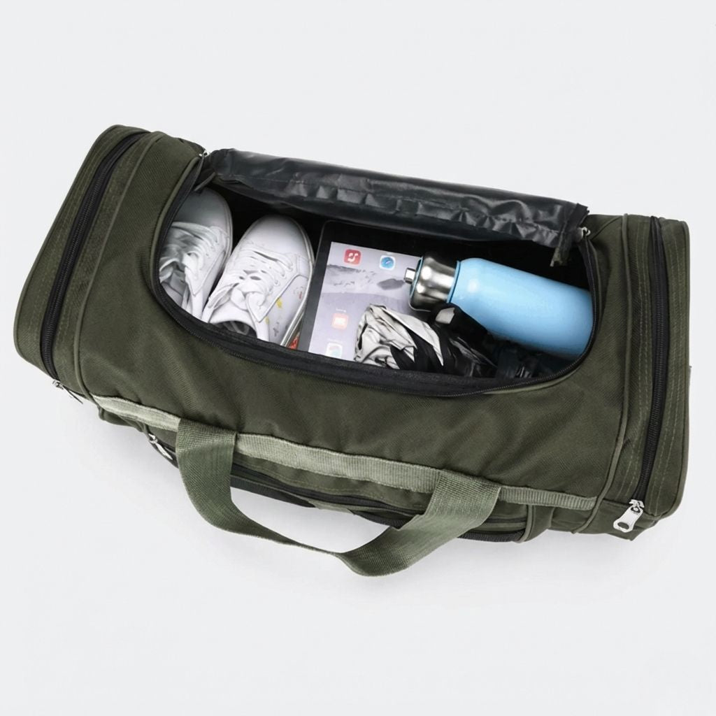 Vue du dessus d'un sac de sport voyage en toile kaki ouvert avec chaussures, tablette et gourde insérés Image