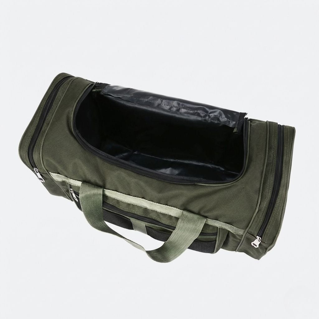 Sac de voyage homme vert kaki ouvert en vue trois-quarts, intérieur doublé imperméable et spacieux