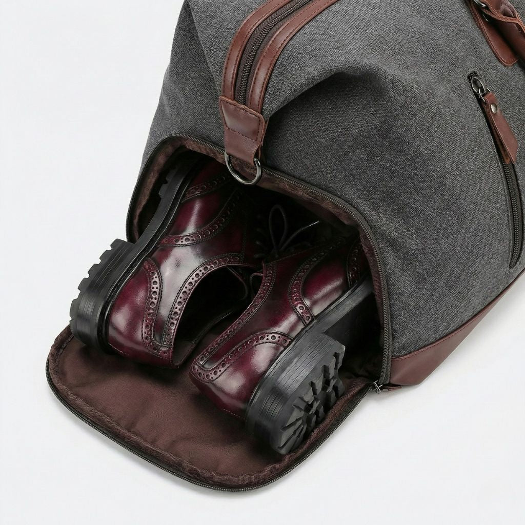 Compartiment chaussures latéral ouvert d'un sac de voyage en canvas gris, avec une paire de chaussures bordeaux Image
