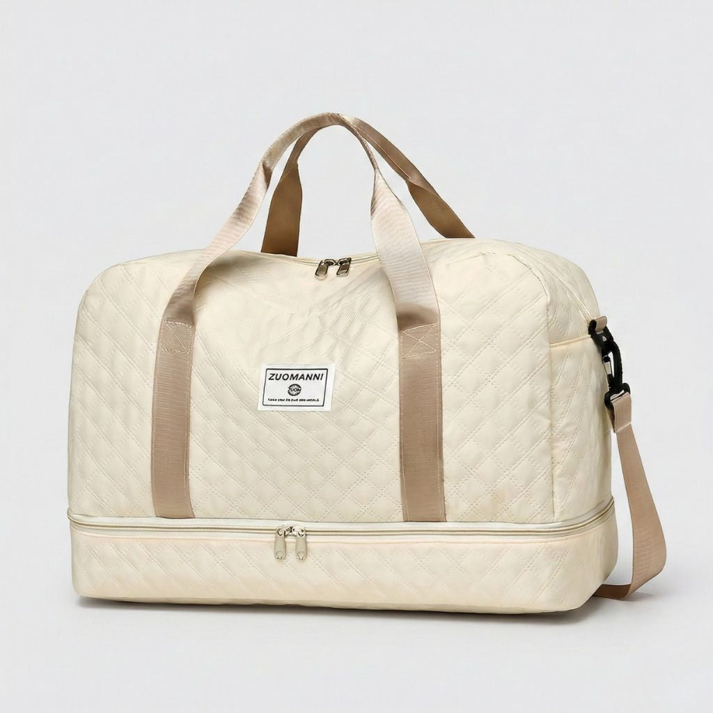 Sac matelassé blanc crème vue 3/4, compartiment chaussures zippé en bas, motif matelassé diamants et bandoulière
