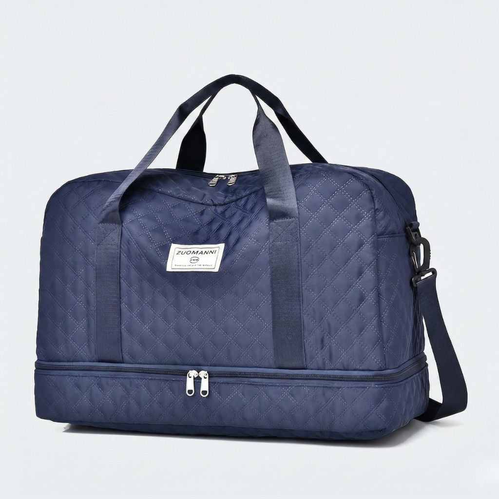 Sac de voyage coloris bleu marine, vue 3/4, motif matelassé diamants et compartiment chaussures zippé