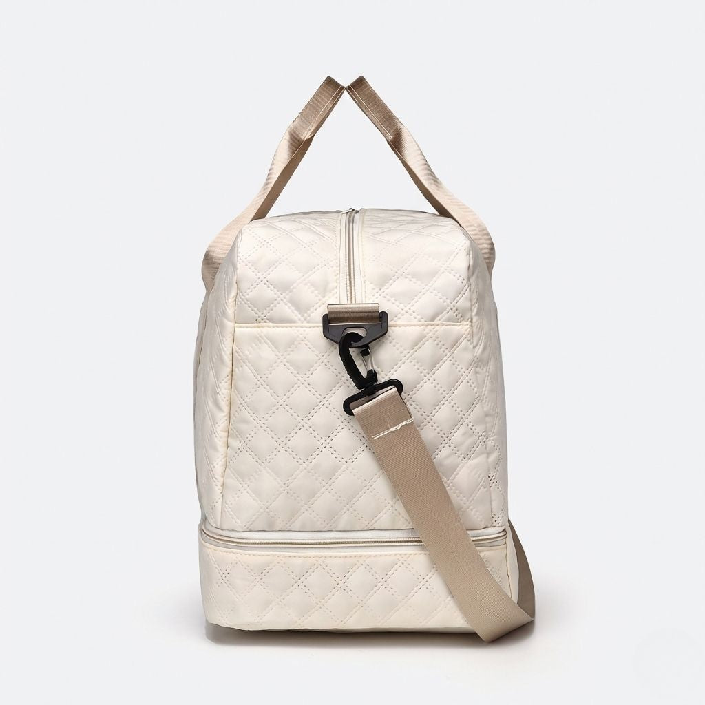Sac blanc crème vu de côté, bandoulière réglable avec clip noir et compartiment chaussures zippé visible