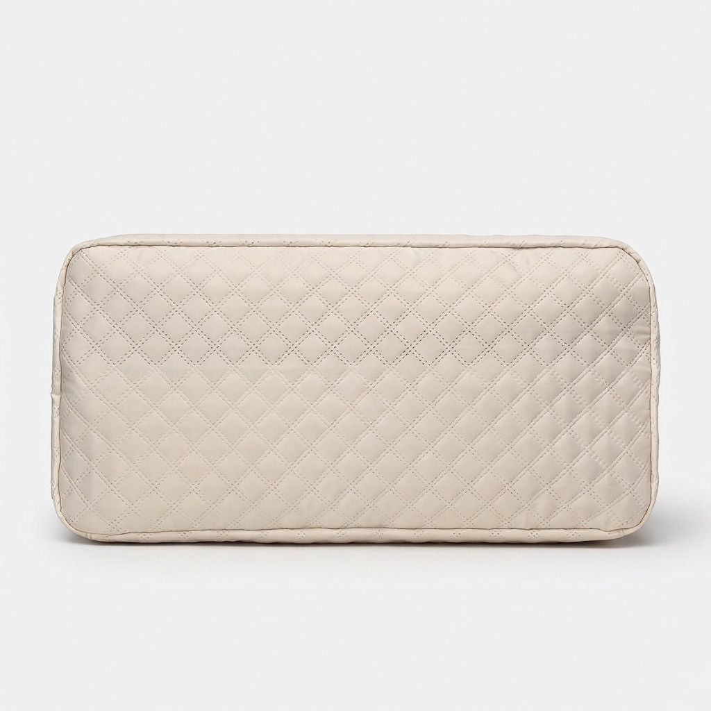 Dessous du sac blanc ivoire entièrement recouvert du motif matelassé diamants, base plate et solide