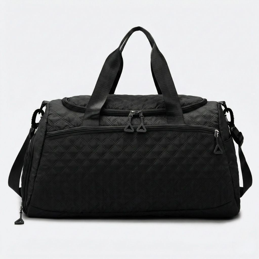 Face avant du sac weekend matelassé noir avec bandoulière noire, poche latérale zippée et motif diamants