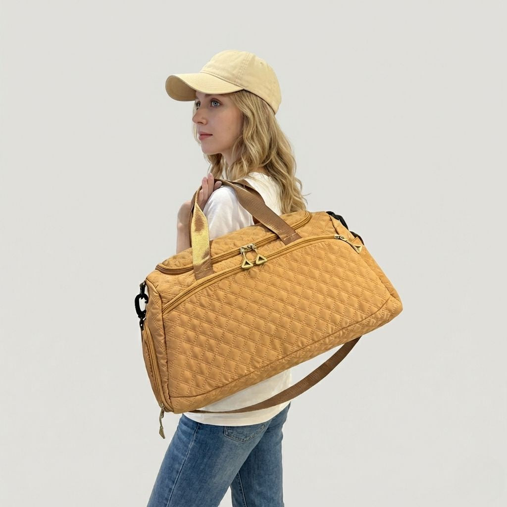Lifestyle : femme portant le sac weekend matelassé moutarde ocre dorée à l'épaule, allure chic et élégante
