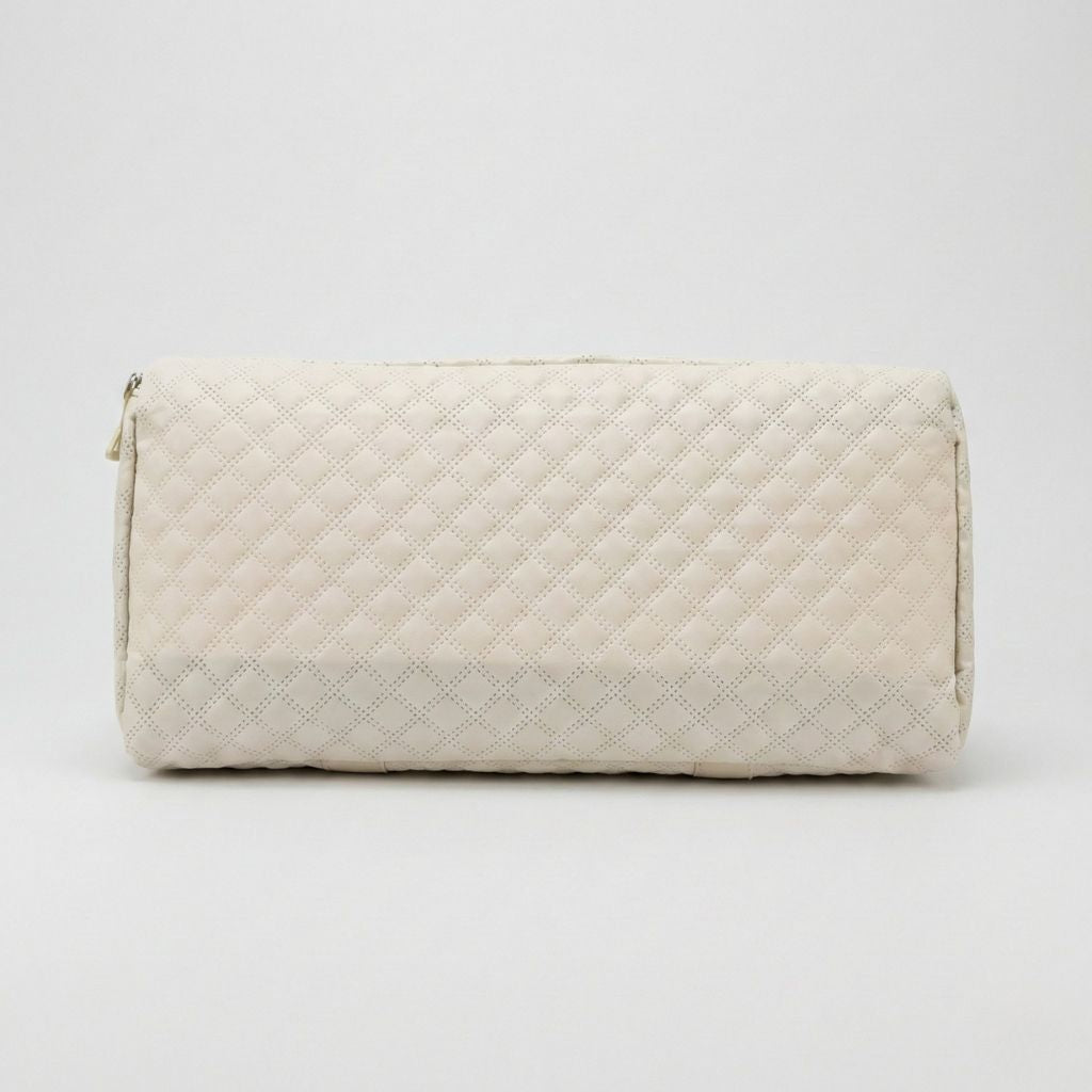 Vue côté et dos du sac weekend matelassé blanc crème ivoire : forme cylindrique et fermeture latérale zippée