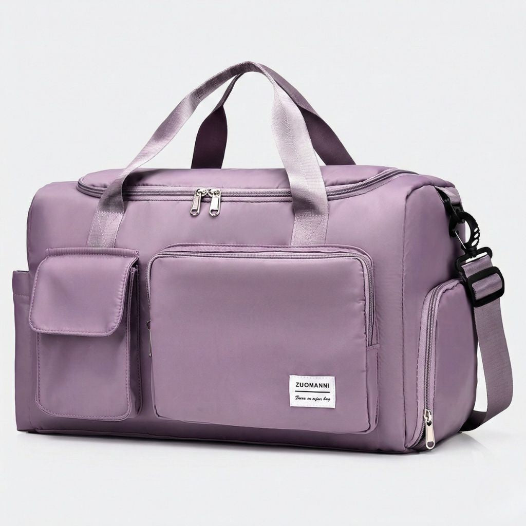 Sac de voyage femme violet lilas en nylon satiné, vue de face, deux poignées, poche frontale et poche carrée zippée