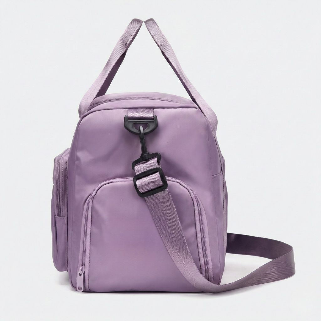 Profil gauche du sac de voyage femme violet lilas, crochet de bandoulière noir, fermeture zippée basse visible