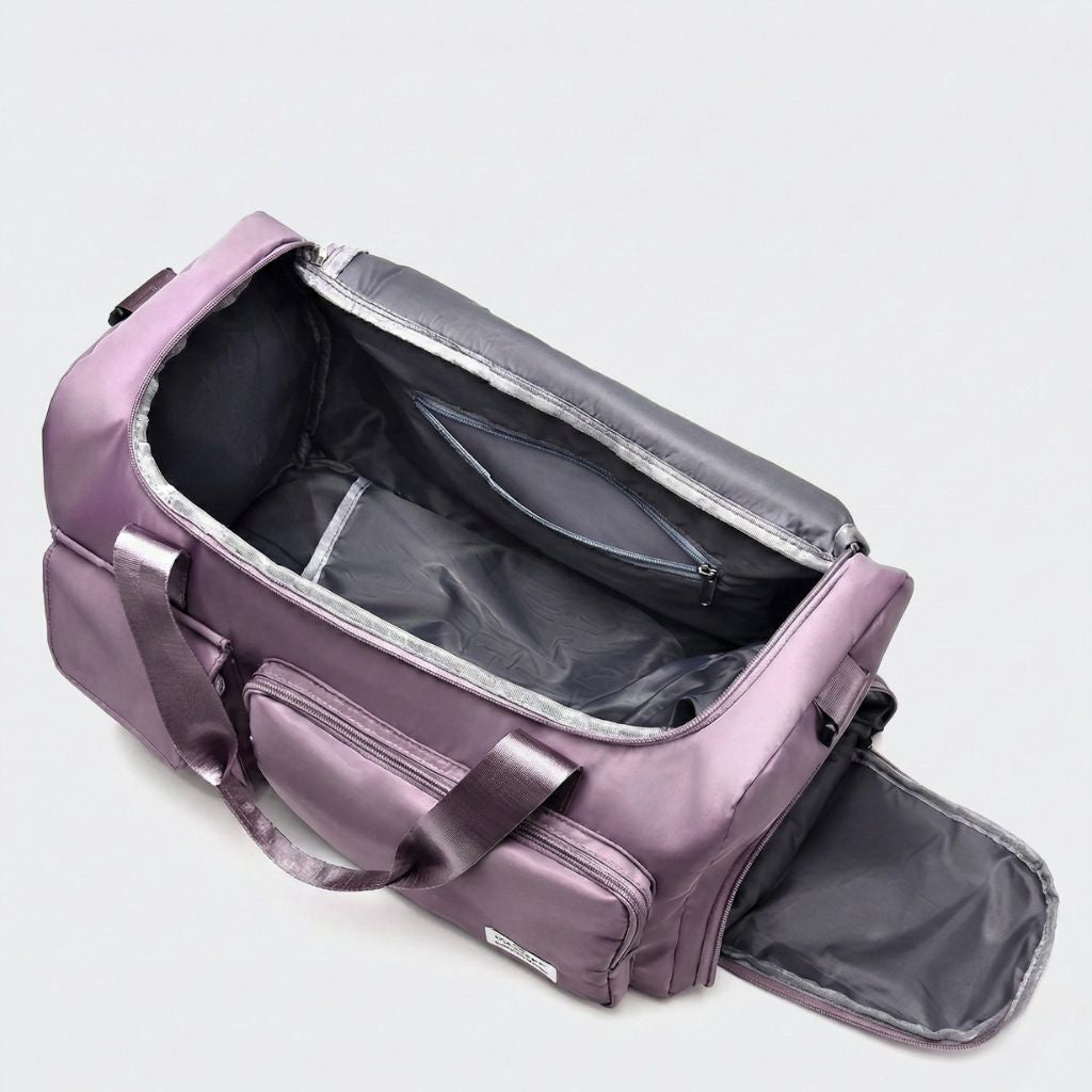Compartiment principal vide du sac de voyage femme violet lilas ouvert, doublure grise et poche intérieure zippée