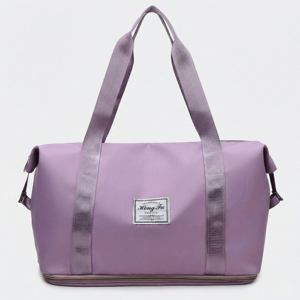 Sac de voyage femme violet foncé extensible, vue de face, poignées satinées violettes et étiquette tissée cabine
