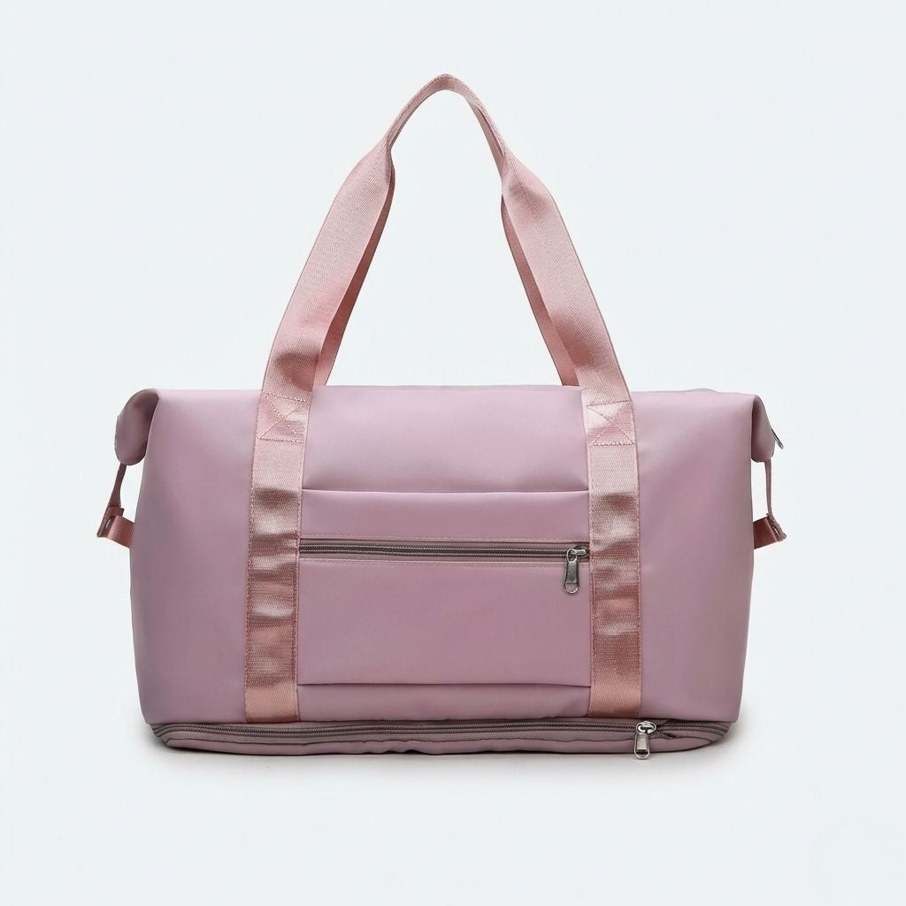Vue arrière du sac de voyage femme rose clair, poche zippée dorsale et passant pour accrocher sur un trolley