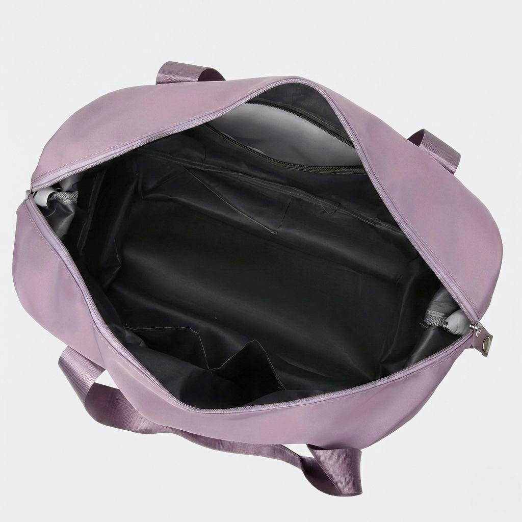 Intérieur ouvert du sac de voyage femme mauve, vue de dessus, grande doublure noire et poches zippées latérales
