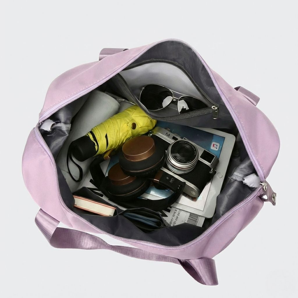 Sac de voyage femme violet lilas ouvert, révélant son grand volume avec appareils photo, parapluie et accessoires. Image