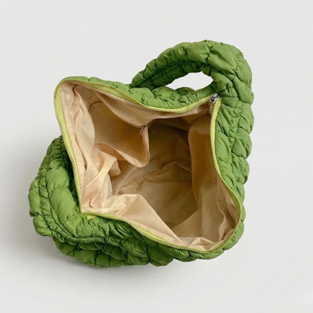 Vue du dessus de l'intérieur ouvert du sac de voyage femme matelassé vert anis, doublure beige et fermeture zippée