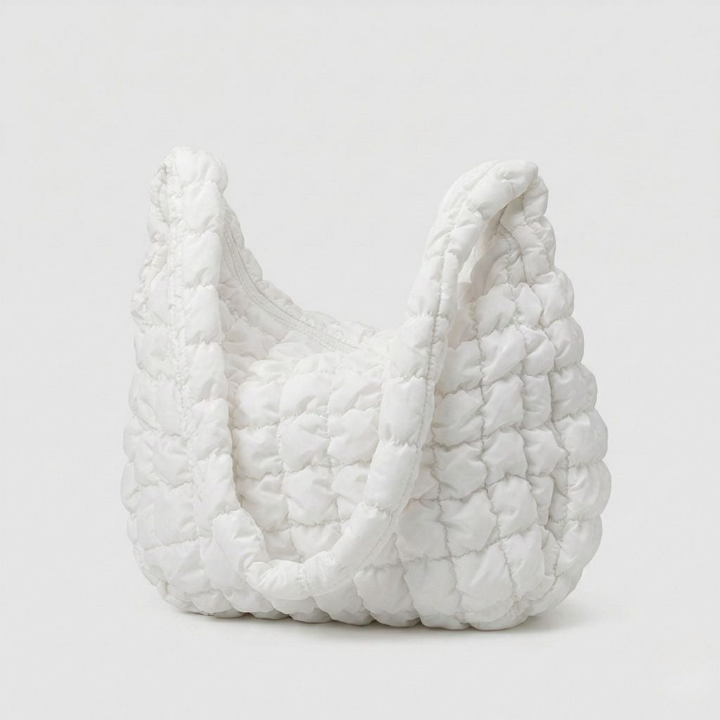Sac week-end femme matelassé bulle blanc avec doubles anses tressées, coupe hobo arrondie sur fond gris clair
