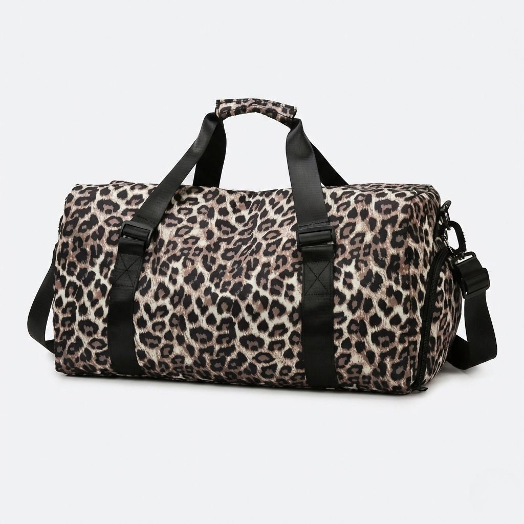 Sac week-end femme en toile à imprimé léopard beige et brun, vue trois quarts avec bandoulière et sangles noires